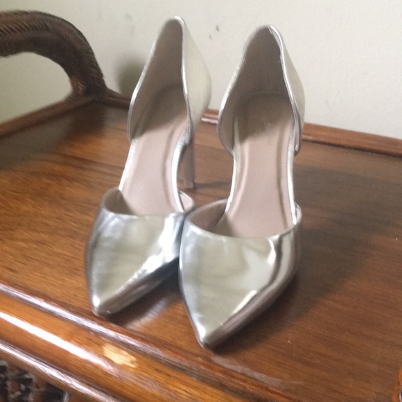 New Seychelles, never been worn Silver pumps - Picture 2 of 5